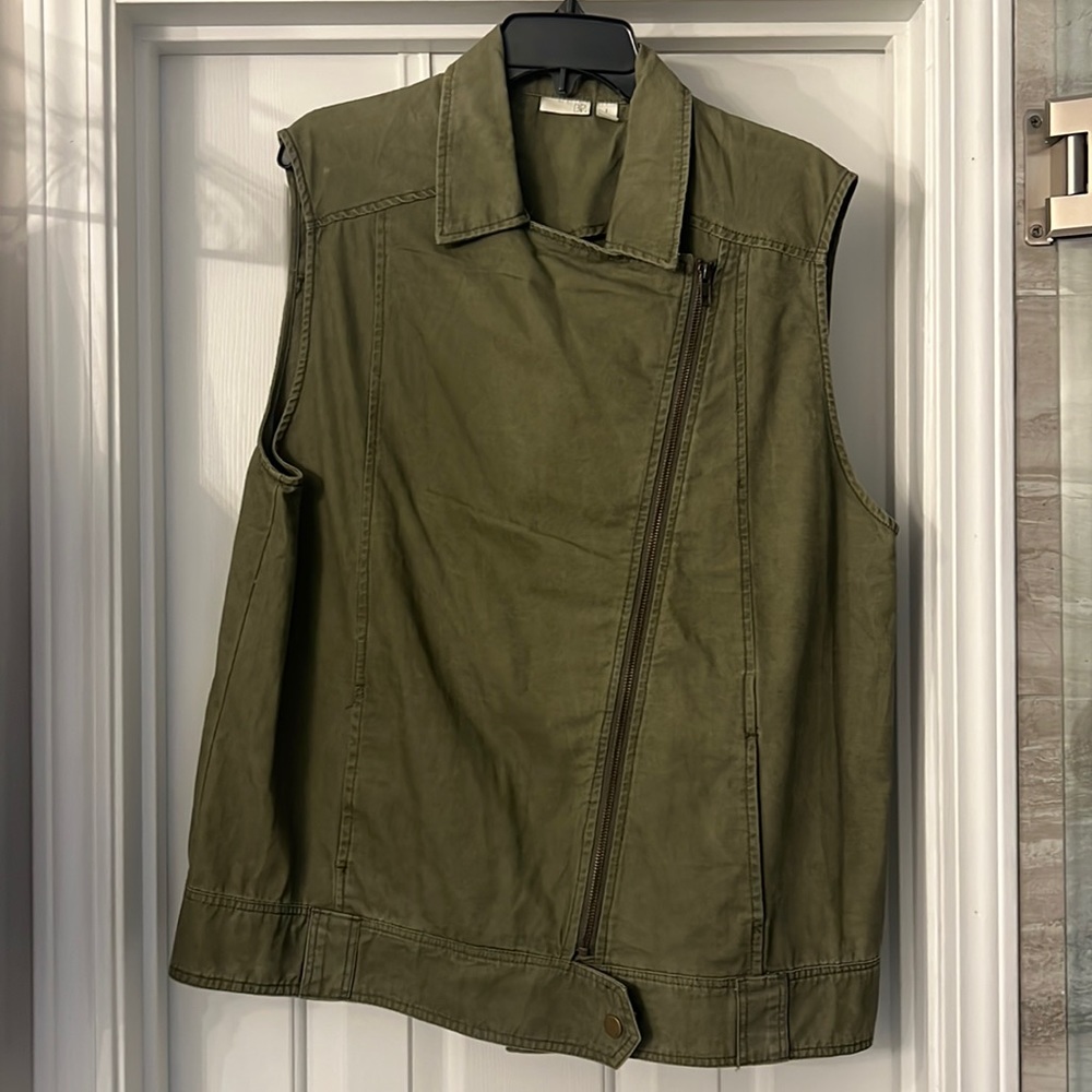 Olive green vest. Off center zip. Great style/look. Like new. Women’s size L.